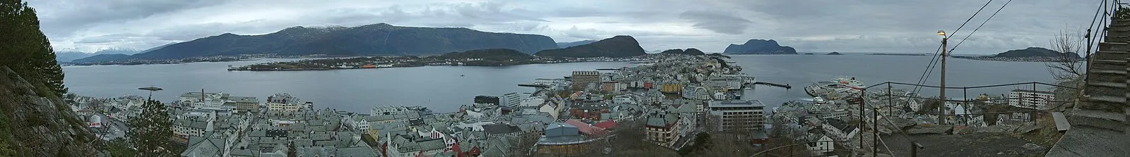 Panoramic view of Ålesund from Aksla viewpoint showing the Art Nouveau town, harbor, and surrounding islands