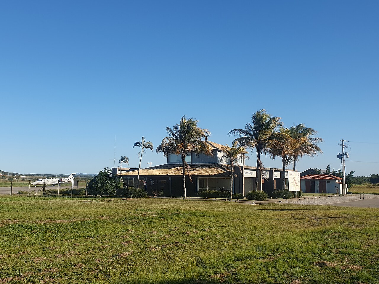 Búzios Airport terminal with palm trees