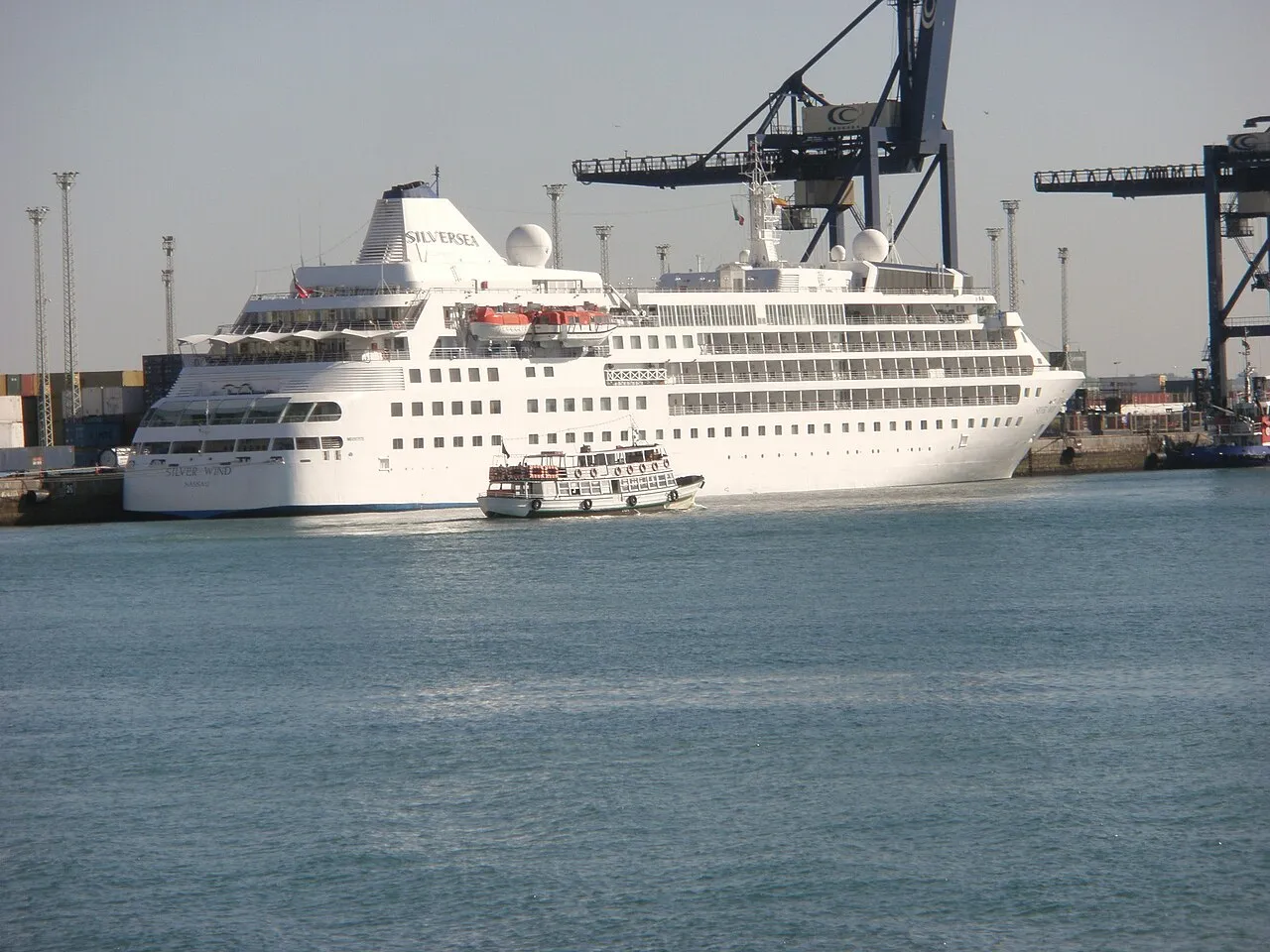 Torre Tavira watchtower rising above Cádiz rooftops with bay views