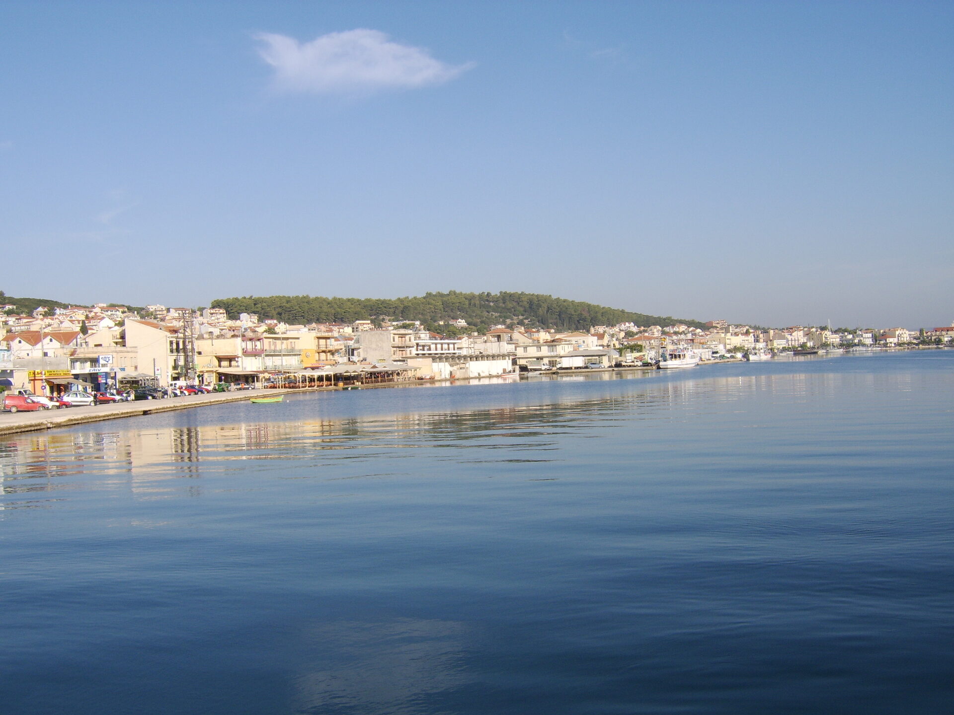 Robola grape vines on limestone hillsides with sea views in Omala Valley