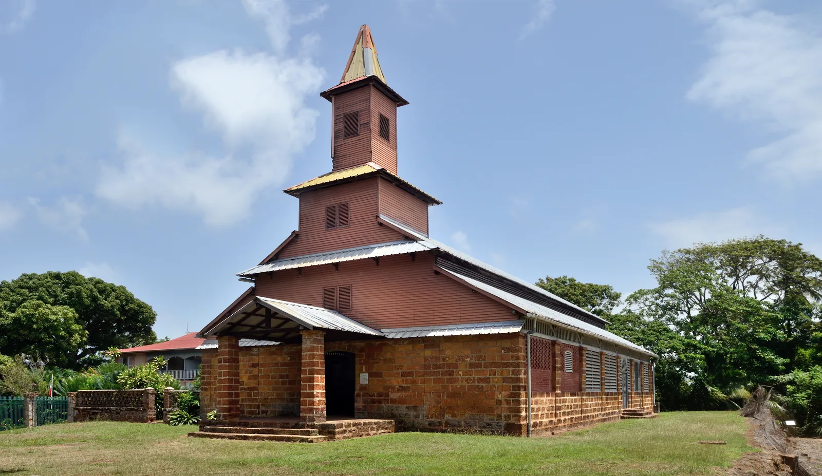 The chapel of the penal colony on Île Royale, a small white building among palms