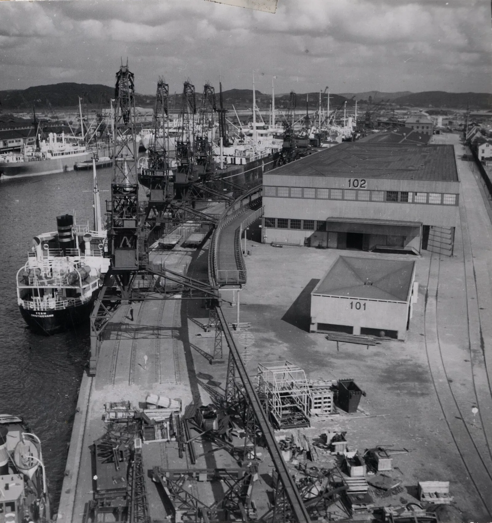 Historical black and white photograph of Gothenburg port with cranes and warehouses