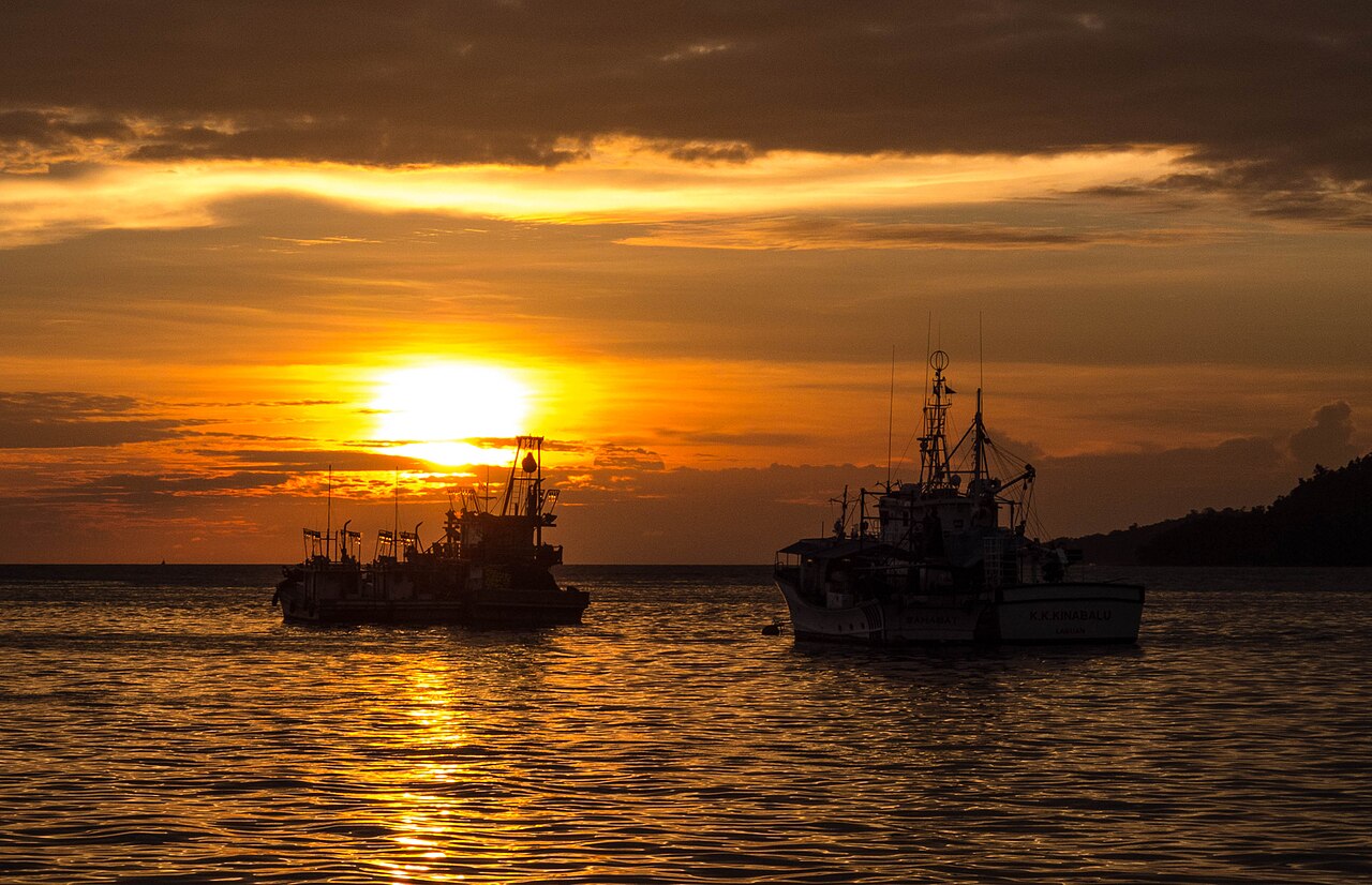 Turquoise waters and white sand shore of Manukan Island in Tunku Abdul Rahman Marine Park near Kota Kinabalu