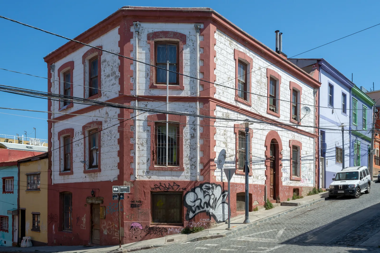 A brightly painted corrugated-iron house with a balcony on Cerro Alegre, Valparaíso