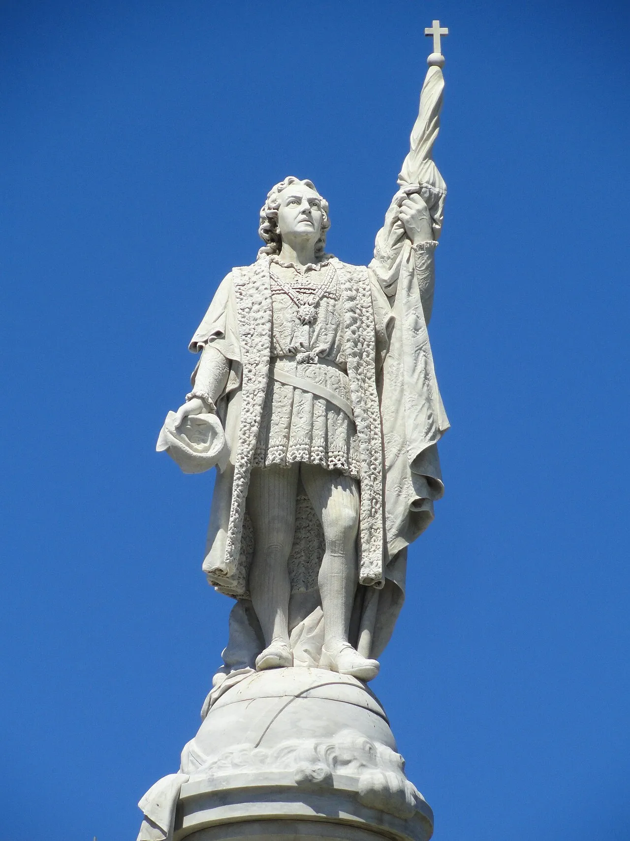 Christopher Columbus statue in Plaza Colón with palm trees and colonial architecture