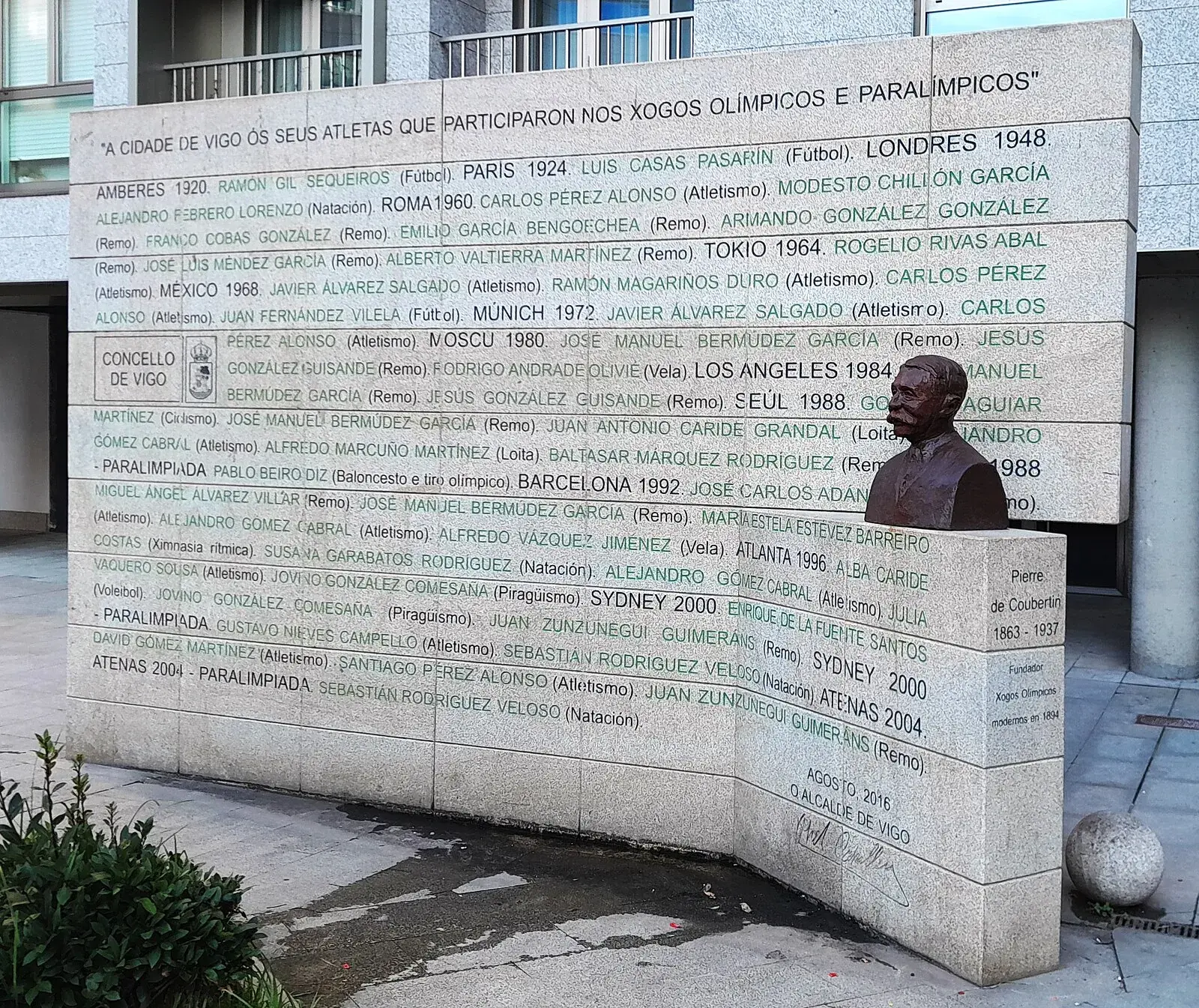 Vigo Olympic athletes memorial wall listing Olympians from Amberes 1920 to Atenas 2004 with bronze bust